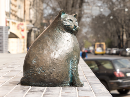 «Кошка Базарина» у входа в мясной корпус Нового рынка, автор — Татьяна Штыкало
