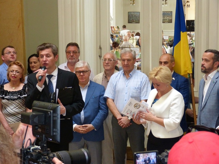 Вітає заступник Міністра культури України Юрій Рибачук