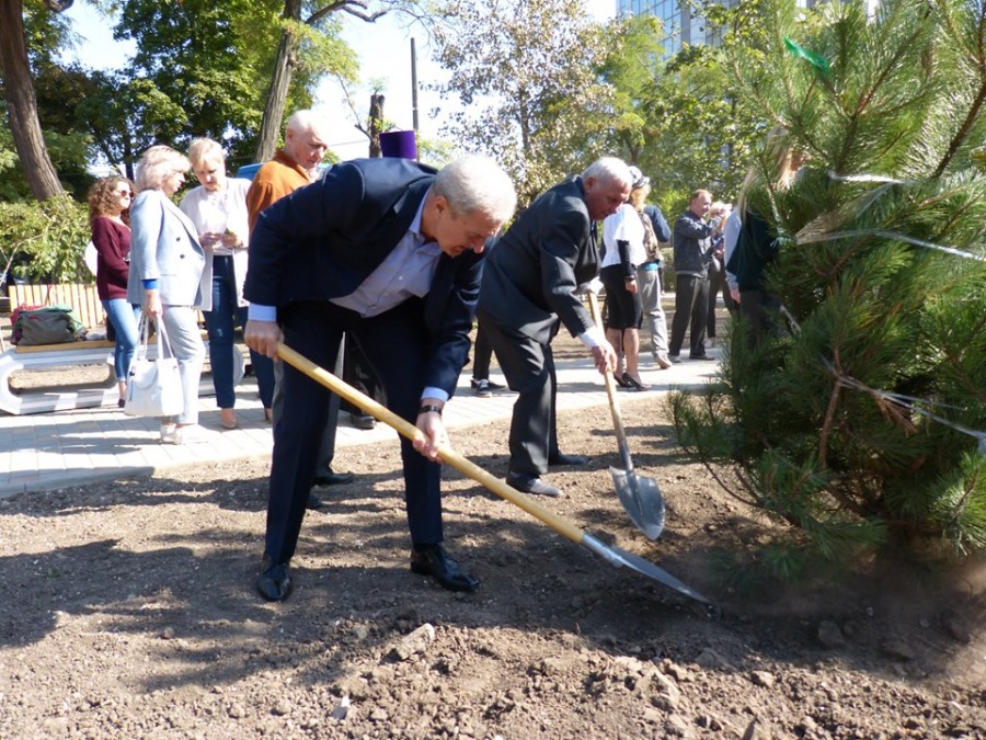 20 вересня, напередодні Міжнародного дня миру, Сергій Гриневецький як почесний член Президії Одеської обласної ради миру взяв участь у церемонії відкриття Скверу миру