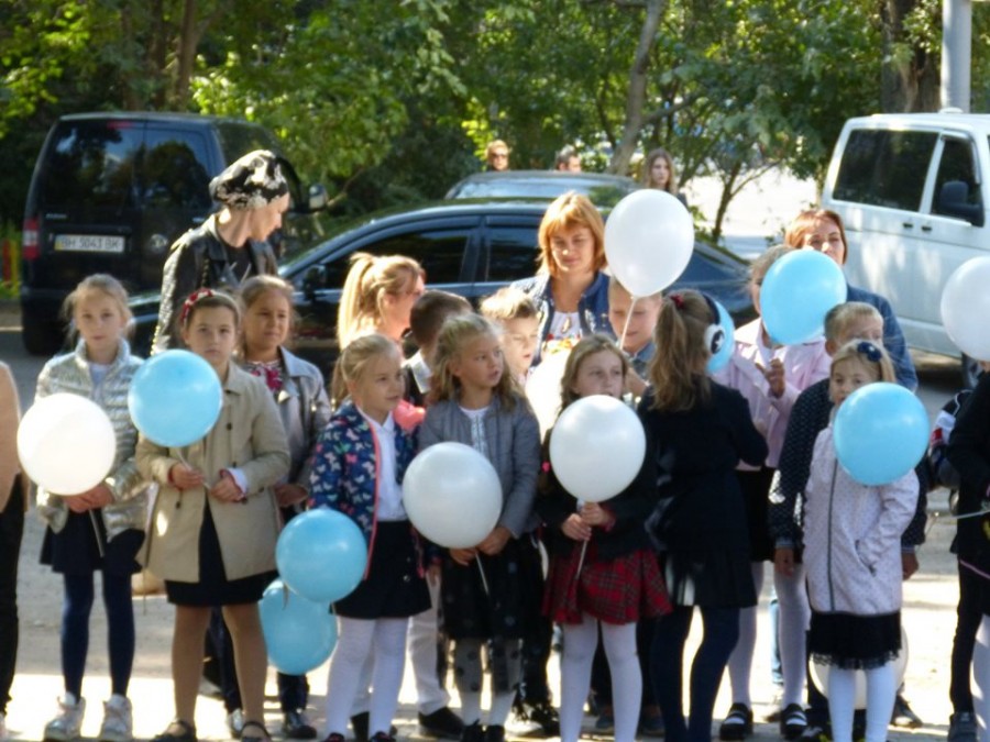 Маленькі одеськіі миротворці! Кажуть, що традиція — не преклоніння перед попілом, а передача палаючого вогню! І в нас є кому передавати цей вогонь!