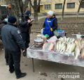 Працівники Одеської поліції перевіряють законність торгівлі рибною продукцією